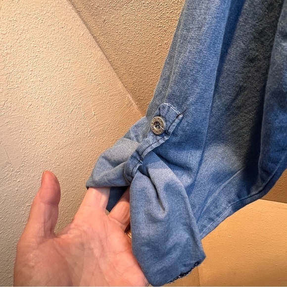 LA FILLE DU COUTURIER Light Chambray Blue Top w/ Cute Pockets & Fabric Roses - Picture 4 of 8